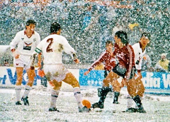 RECORD DATE NOT STATED Aus 1. BL. Saison 1987 88 Hannover 96 - 1. FC Kaiserslauterb 1:0 am 05.03.1988. Im Foto: Am Ball FC Spieler Wolfgang Wolf gegen Siegfried Reich *** From 1 BL season 1987 88 Hannover 96 1 FC Kaiserslauterb 1 0 on 05 03 1988 In photo On the ball FC player Wolfgang Wolf against Siegfried Reich