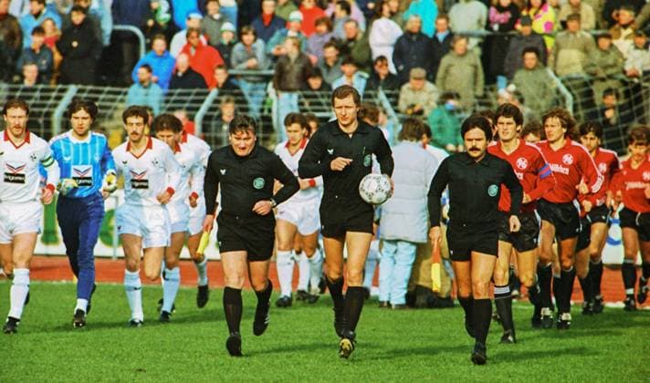 RECORD DATE NOT STATED Aus 1. BL. Saison 1987 88 Hannover 96 - 1. FC Kaiserslauterb 1:0 am 05.03.1988. Im Foto: Einlauf der Mannschaften mit Han96 Kpt. Bastian Hellberg und FC Kpt. Wolfgang Wolf sowie Schiri Hellmut Krug mit Assis Führer und Bottermann *** From 1 BL season 1987 88 Hannover 96 1 FC Kaiserslauterb 1 0 on 05 03 1988 In the photo run-in of the teams with Han96 Kpt Bastian Hellberg and FC Kpt Wolfgang Wolf as well as referee Hellmut Krug with Assis Führer and Bottermann