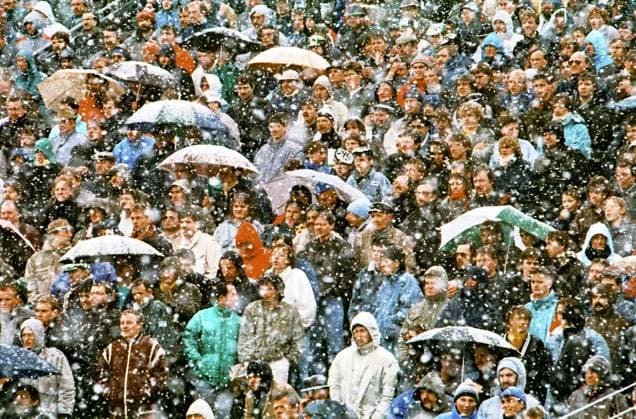 RECORD DATE NOT STATED Aus 1. BL. Saison 1987 88 Hannover 96 - 1. FC Kaiserslautern1:0 am 05.03.1988. Im Foto: Fans im Schneetreiben *** From 1 BL season 1987 88 Hannover 96 1 FC Kaiserslautern1 0 on 05 03 1988 In the photo fans in the blowing snow