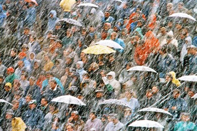 RECORD DATE NOT STATED Aus 1. BL. Saison 1987 88 Hannover 96 - 1. FC Kaiserslauterb 1:0 am 05.03.1988. Im Foto: Fans im Schneetreiben *** From 1 BL season 1987 88 Hannover 96 1 FC Kaiserslauterb 1 0 on 05 03 1988 In the photo fans in the blowing snow