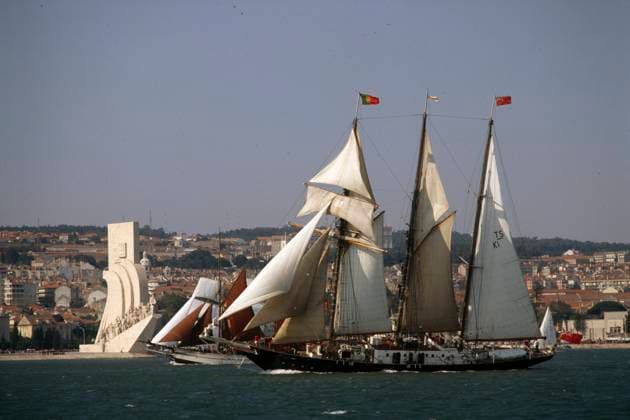 der Dreimast-Topsegel-Schoner Sir Winston Churchill Länge ü-a.1,07m Breite 7,m Tiefgang 4,4 Segelfläche 815,4 m24 Segel Rumpf aus Stahlblech Baujahr 1966 vor Lissabon 1982 *** the three-masted topsail schooner Sir Winston Churchill length ü a 1,07m beam 7,m draft 4,4 sail area 815,4 m24 sails hull of steel plate built 1966 before Lisbon 1982