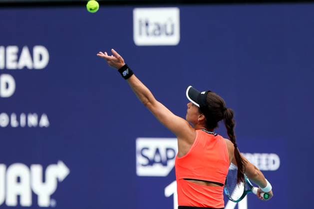 March 29, 2023, Miami Gardens, Florida, USA: Sorana Cirstea (ROU) serves to Aryna Sabalenka (RUS) during the women s singles quarterfinals on Day 10 at the Miami Open presented by Itau at Hard Rock Stadium. Miami Gardens USA - ZUMAw109 20230329_zap_w109_009 Copyright: xDebbyxWongx