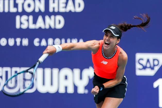March 29, 2023, Miami Gardens, Florida, USA: Sorana Cirstea (ROU) serves to Aryna Sabalenka (RUS) during the women s singles quarterfinals on Day 10 at the Miami Open presented by Itau at Hard Rock Stadium. Miami Gardens USA - ZUMAw109 20230329_zap_w109_013 Copyright: xDebbyxWongx