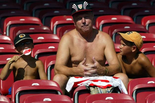 10.08.03 VfB Stuttgart - Hertha BSC Berlin Deutschland, Stuttgart, 10.08.2003, Fussball, Bundesliga, VfB Stuttgart - Hertha BSC Berlin (0:0): VfB Stuttgart Fans. *** 10 08 03 VfB Stuttgart Hertha BSC Berlin Germany, Stuttgart, 10 08 2003, Football, Bundesliga, VfB Stuttgart Hertha BSC Berlin 0 0 VfB Stuttgart fans