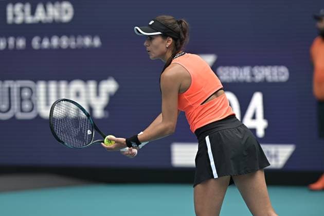 MIAMI GARDENS, FL - MARCH 29: Sorana Cirstea (ROU) serves in the Miami Open on March 29, 2023 at Hard Rock Stadium in Miami Gardens, Florida. (Photo by Michele Eve Sandberg Icon Sportswire) TENNIS: MAR 29 Miami Open Icon2303292343