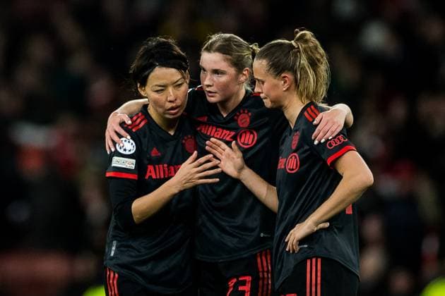 Sport Themen der Woche KW13 Sport Bilder des Tages UEFA Women’s Champions League: FC Arsenal - FC Bayern Muenchen Saki Kumagai (FC Bayern Muenchen, 3), Karolina Vilhjalmsdottir (FC Bayern Muenchen, 23), Klara Buehl (FC Bayern Muenchen, 17) niedergeschlagen, umarmen sich nach der Niederlage UEFA Women’s Champions League: FC Arsenal - FC Bayern Muenchen, London, Emirates Stadium *** UEFA Womens Champions League FC Arsenal FC Bayern Muenchen Saki Kumagai FC Bayern Muenchen, 3 , Karolina Vilhjalmsdottir FC Bayern Muenchen, 23 , Klara Buehl FC Bayern Muenchen, 17 down, hug each other after defeat UEFA Womens Champions League FC Arsenal FC Bayern Muenchen, London, Emirates Stadium Copyright: xBEAUTIFULxSPORTS Wunderlx