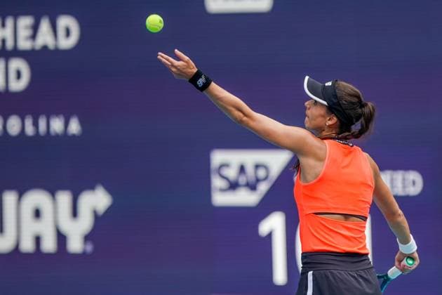 March 29, 2023, Miami Gardens, Florida, USA: Sorana Cirstea (ROU) serves to Aryna Sabalenka (RUS) during the women s singles quarterfinals on Day 10 at the Miami Open presented by Itau at Hard Rock Stadium. Miami Gardens USA - ZUMAw109 20230329_zap_w109_021 Copyright: xDebbyxWongx