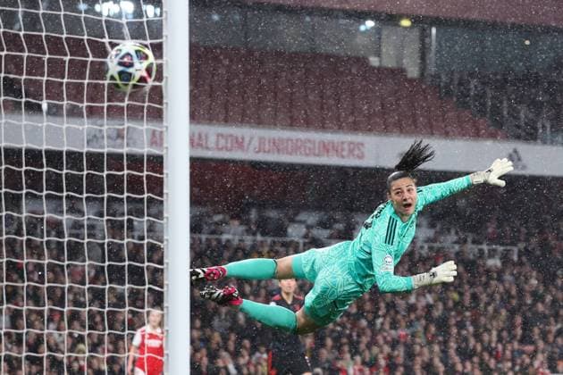IMAGO Iconic Moments, Fußball - Frauen Bilder des Jahres 2023, Sport 03 März Sport Themen der Woche KW13 Sport Bilder des Tages Arsenal v Bayern Munich 29 March 2023, London - UEFA Womens Champions League - Quarter Final - Arsenal v Bayern Munich - Bayern Munich goalkeeper Maria Luisa Grohs is beaten as Frida Maanum of Arsenal scores the opening goal - Photo: Jacques Feeney Offside. London UK *** Arsenal gegen Bayern München 29. März 2023, London UEFA Womens Champions League Viertelfinale Arsenal gegen Bayern München Bayern Münchens Torhüterin Maria Luisa Grohs ist geschlagen, als Frida Maanum von Arsenal den Führungstreffer erzielt Foto Jacques Feeney Offside London UK  Copyright: xJacquesxFeeneyx xOffsidexOffside