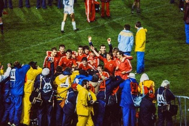 Fußball Pokal der Pokalsieger 1983, FC Aberdeen - Real Madrid, FC Aberdeen Spieler jubeln nach dem Sieg u.a.: Alex McLeish, Mark McGhee, Willie Miller, Jim Leighton und Gordon Strachan *** Football Cup Winners Cup 1983, Aberdeen Real Madrid, Aberdeen FC players cheer after the win including Alex McLeish, Mark McGhee, Willie Miller, Jim Leighton and Gordon Strachan,  Copyright: BB830511BB017