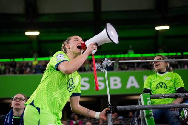 IMAGO Iconic Moments, Fußball - Frauen Bilder des Jahres 2023, Sport 03 März Sport Themen der Woche KW13 Sport Bilder des Tages Alexandra Popp (VfL Wolfsburg, 11) jubelt mit den Fans am Zaun ueber den Sieg, GER, VfL Wolfsburg (WOB) vs. Paris Saint Germain (PSG), Fussball UEFA Womens Champions League, Viertelfinale Rueckspiel, Spielzeit 2022 2023, 30.03.2023 GER, VfL Wolfsburg (WOB) vs. Paris Saint Germain (PSG), Fussball UEFA Womens Champions League, Viertelfinale Rueckspiel, Spielzeit 2022 2023, 30.03.2023 Wolfsburg *** Alexandra Popp VfL Wolfsburg, 11 cheers with the fans at the fence about the victory, GER, VfL Wolfsburg WOB vs Paris Saint Germain PSG , football UEFA Womens Champions League, quarterfinal second leg, season 2022 2023, 30 03 2023 GER, VfL Wolfsburg WOB vs Paris Saint Germain PSG , football UEFA Womens Champions League, quarterfinal second leg, season 2022 2023, 30 03 2023 Wolfsburg Copyright: xEibner-Pressefoto Memmlerx EP_MMR