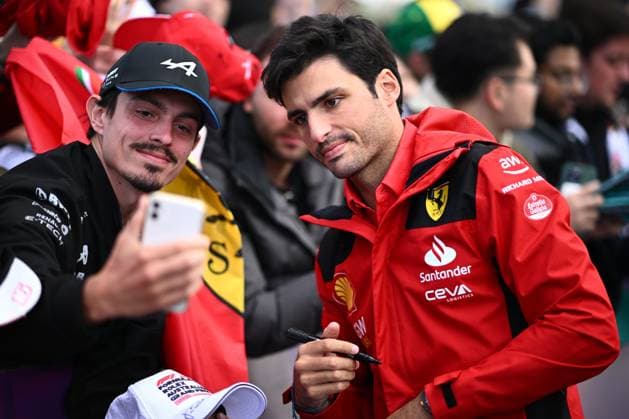 SUPERCARS MELBOURNE 400, Carlos Sainz of Ferrari greets fans on arrival during the Formula 1 Australian Grand Prix at the Albert Park Circuit in Melbourne, Friday, March 31, 2023. ( NO ARCHIVING, EDITORIAL USE ONLY, NO USE IN BOOKS WITHOUT CONSENT MELBOURNE VICTORIA AUSTRALIA  Copyright: xJOELxCARRETTx 20230331001781087275