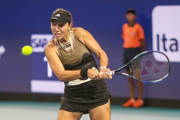 March 30, 2023, Miami Gardens, Florida, USA: Jessica Pegula (USA) returns a shot from Elena Rybakina (KAZ) during the women s semifinals match on Day 11 at the Miami Open presented by Itau at Hard Rock Stadium. Miami Gardens USA - ZUMAw109 20230330_zap_w109_062 Copyright: xDebbyxWongx