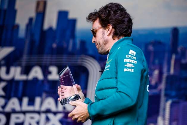 ALONSO Fernando (spa), Aston Martin F1 Team AMR23, portrait with Crypto overtaking of the month trophy during the Formula 1 Rolex Australian Grand Prix 2023, 3rd round of the 2023 Formula One World Championship, WM, Weltmeisterschaft from March 31 to April 2, 2023 on the Albert Park Circuit, in Melbourne, Australia - F1 - AUSTRALIAN GRAND PRIX 2023 DPPI Panoramic  00122006__R3_7426