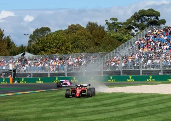 FORMULA 1 ROLEX AUSTRALIAN GRAND PRIX 2023 31.03.2023, Albert-Park, Melbourne, FORMULA 1 ROLEX AUSTRALIAN GRAND PRIX 2023 , im Bild Ausritt von Carlos Sainz Jr. (ESP), Scuderia Ferrari ins Gras.