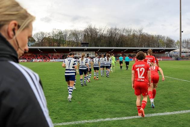 Flyeralarm Frauen-Bundesliga 2022-2023, 1. FC Köln - MSV Duisburg Einlauf im Kölner Südstadion Köln Südstadion Nordrhein-Westfalen Deutschland