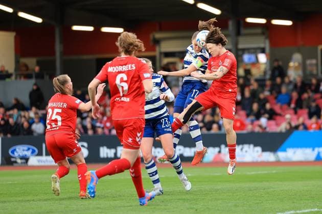 Flyeralarm Frauen-Bundesliga 2022-2023, 1. FC Köln - MSV Duisburg Yvonee Zielinski (MSV, 17) im Zweikampf mit Alicia Gudorf (FC, 12) Köln Südstadion Nordrhein-Westfalen Deutschland