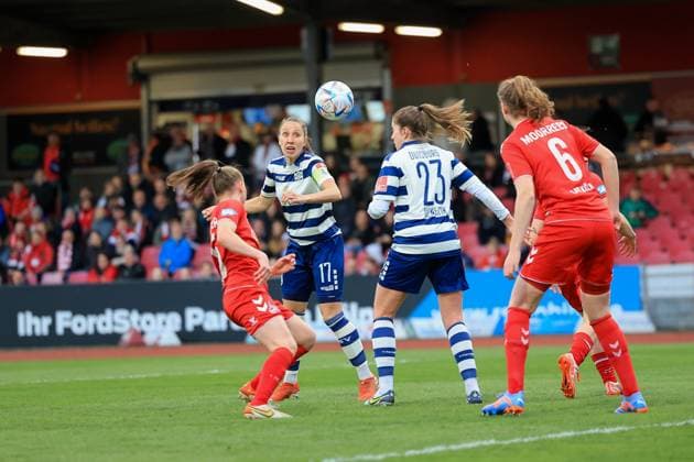 Flyeralarm Frauen-Bundesliga 2022-2023, 1. FC Köln - MSV Duisburg Yvonee Zielinski (MSV, 17) schaut dem Ball hinterher Köln Südstadion Nordrhein-Westfalen Deutschland