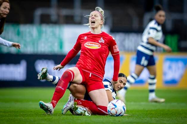 1. Frauen-Bundesliga; 1. FC Koeln - MSV Duisburg, 31.03.2023 Sharon Beck (10, 1. FC Koeln) wird von Miray Cin (7, MSV Duisburg) gefoult waehrend der Begegnung 1. FC Koeln - MSV Duisburg an Spieltag 17 der Frauen-Fussball-Bundesliga am 31.03.2023 im Suedstadion in Koeln. DFL REGULATIONS PROHIBIT ANY USE OF PHOTOGRAPHS AS IMAGE SEQUENCES AND OR QUASI-VIDEO. Copyright: xBEAUTIFULxSPORTS AxelxKohringx