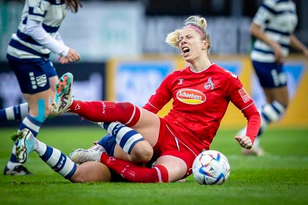 1. Frauen-Bundesliga; 1. FC Koeln - MSV Duisburg, 31.03.2023 Sharon Beck (10, 1. FC Koeln) wird von Miray Cin (7, MSV Duisburg) gefoult waehrend der Begegnung 1. FC Koeln - MSV Duisburg an Spieltag 17 der Frauen-Fussball-Bundesliga am 31.03.2023 im Suedstadion in Koeln. DFL REGULATIONS PROHIBIT ANY USE OF PHOTOGRAPHS AS IMAGE SEQUENCES AND OR QUASI-VIDEO. Copyright: xBEAUTIFULxSPORTS AxelxKohringx