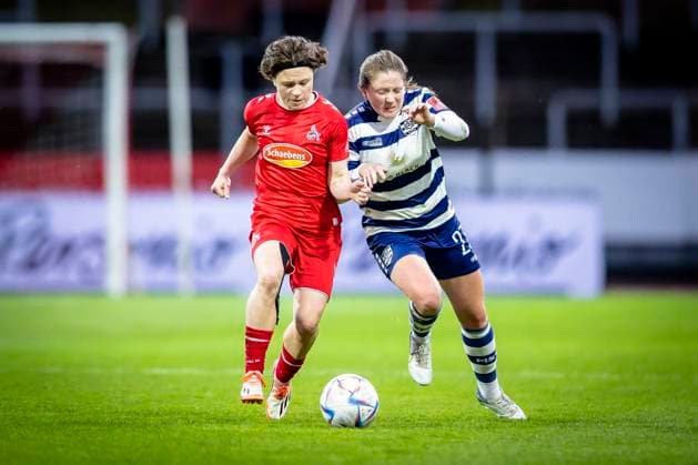 1. Frauen-Bundesliga; 1. FC Koeln - MSV Duisburg, 31.03.2023 Alicia Gudorf (12, 1. FC Koeln) und Brooke Gabrielle Deneski (23, MSV Duisburg) im Zweikampf waehrend der Begegnung 1. FC Koeln - MSV Duisburg an Spieltag 17 der Frauen-Fussball-Bundesliga am 31.03.2023 im Suedstadion in Koeln. DFL REGULATIONS PROHIBIT ANY USE OF PHOTOGRAPHS AS IMAGE SEQUENCES AND OR QUASI-VIDEO. Copyright: xBEAUTIFULxSPORTS AxelxKohringx