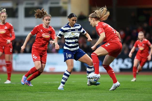 Flyeralarm Frauen-Bundesliga 2022-2023, 1. FC Köln - MSV Duisburg Myrthe Moorrees (FC, 6), Miray Cin (MSV, 7), Sarah Puntigam (FC, 17) Köln Südstadion Nordrhein-Westfalen Deutschland