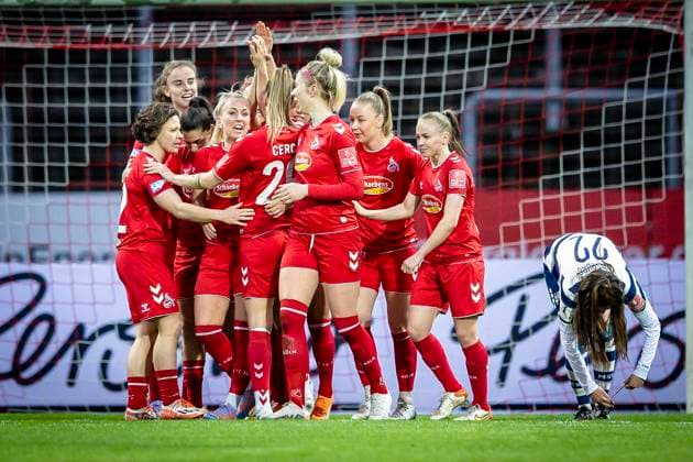 1. Frauen-Bundesliga; 1. FC Koeln - MSV Duisburg, 31.03.2023 Torjubel beim FC nach dem 2:0 durch Mandy Islacker (8, 1. FC Koeln) waehrend der Begegnung 1. FC Koeln - MSV Duisburg an Spieltag 17 der Frauen-Fussball-Bundesliga am 31.03.2023 im Suedstadion in Koeln. DFL REGULATIONS PROHIBIT ANY USE OF PHOTOGRAPHS AS IMAGE SEQUENCES AND OR QUASI-VIDEO. Copyright: xBEAUTIFULxSPORTS AxelxKohringx