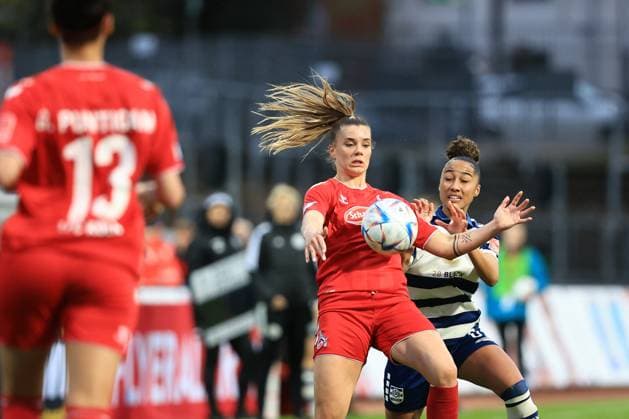 Flyeralarm Frauen-Bundesliga 2022-2023, 1. FC Köln - MSV Duisburg Selina Cerci (FC, 29) im Zweikampf mit Vanessa Fürst (MSV, 8) Köln Südstadion Nordrhein-Westfalen Deutschland
