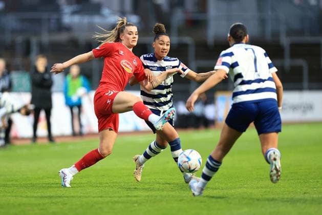 Flyeralarm Frauen-Bundesliga 2022-2023, 1. FC Köln - MSV Duisburg Selina Cerci (FC, 29) im Zweikampf mit Vanessa Fürst (MSV, 8) Köln Südstadion Nordrhein-Westfalen Deutschland