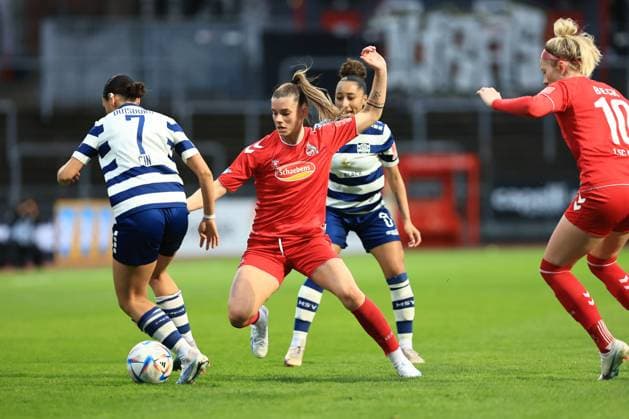 Flyeralarm Frauen-Bundesliga 2022-2023, 1. FC Köln - MSV Duisburg Selina Cerci (FC, 29) im Zweikampf mit Vanessa Fürst (MSV, 8) und Miray Cin (MSV, 7) Köln Südstadion Nordrhein-Westfalen Deutschland