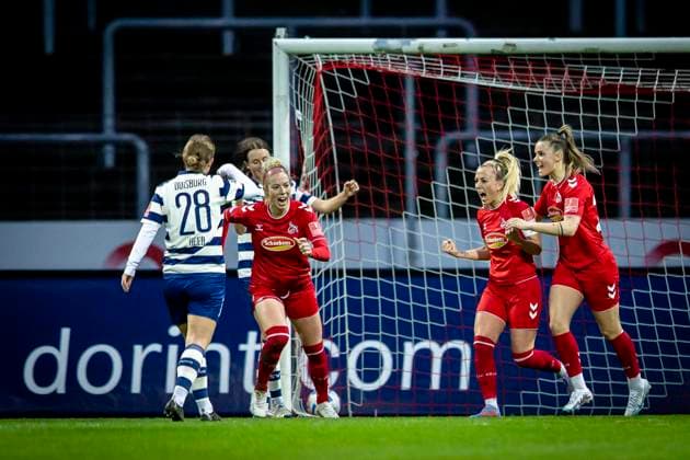 1. Frauen-Bundesliga; 1. FC Koeln - MSV Duisburg, 31.03.2023 Freude bei Mandy Islacker (8, 1. FC Koeln) ueber ihr zweites Tor zum 3:0 kurz vor dem Pausenpfiff der Begegnung 1. FC Koeln - MSV Duisburg an Spieltag 17 der Frauen-Fussball-Bundesliga am 31.03.2023 im Suedstadion in Koeln. DFL REGULATIONS PROHIBIT ANY USE OF PHOTOGRAPHS AS IMAGE SEQUENCES AND OR QUASI-VIDEO. Copyright: xBEAUTIFULxSPORTS AxelxKohringx