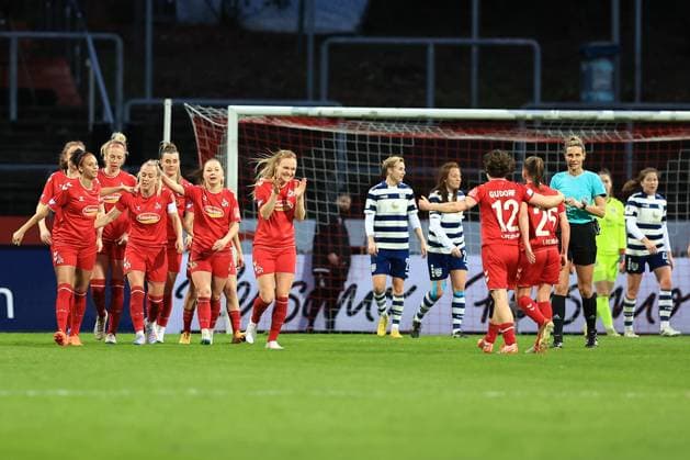 Flyeralarm Frauen-Bundesliga 2022-2023, 1. FC Köln - MSV Duisburg Teamjubel nach dem 3:0 durch Mandy Islacker (FC, 8) Köln Südstadion Nordrhein-Westfalen Deutschland