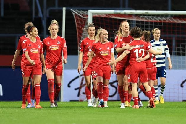 Sport Bilder des Tages Flyeralarm Frauen-Bundesliga 2022-2023, 1. FC Köln - MSV Duisburg Teamjubel nach dem 3:0 durch Mandy Islacker (FC, 8) Köln Südstadion Nordrhein-Westfalen Deutschland *** Flyeralarm Frauen Bundesliga 2022 2023, 1 FC Köln MSV Duisburg team cheer after 3 0 by Mandy Islacker FC, 8 Köln Südstadion Nordrhein Westfalen Germany