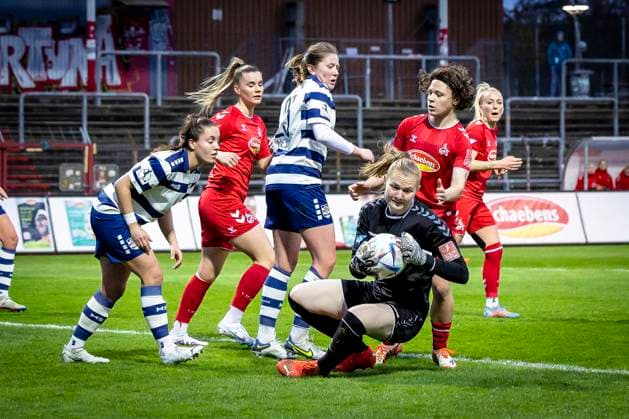 1. Frauen-Bundesliga; 1. FC Koeln - MSV Duisburg, 31.03.2023 Manon Klett (1, 1. FC Koeln) schnappt sich den Ball nach einer Ecke waehrend der Begegnung 1. FC Koeln - MSV Duisburg an Spieltag 17 der Frauen-Fussball-Bundesliga am 31.03.2023 im Suedstadion in Koeln. DFL REGULATIONS PROHIBIT ANY USE OF PHOTOGRAPHS AS IMAGE SEQUENCES AND OR QUASI-VIDEO. Copyright: xBEAUTIFULxSPORTS AxelxKohringx