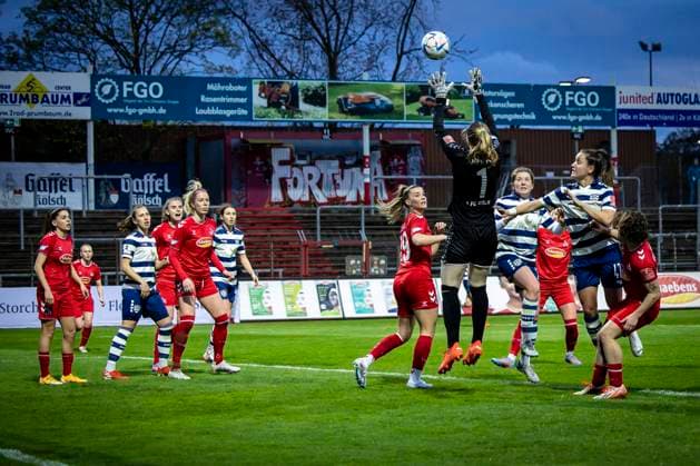 1. Frauen-Bundesliga; 1. FC Koeln - MSV Duisburg, 31.03.2023 Strafraumszene vor dem koelner Tor, Manon Klett (1, 1. FC Koeln) faengt sicher den Ball waehrend der Begegnung 1. FC Koeln - MSV Duisburg an Spieltag 17 der Frauen-Fussball-Bundesliga am 31.03.2023 im Suedstadion in Koeln. DFL REGULATIONS PROHIBIT ANY USE OF PHOTOGRAPHS AS IMAGE SEQUENCES AND OR QUASI-VIDEO. Copyright: xBEAUTIFULxSPORTS AxelxKohringx
