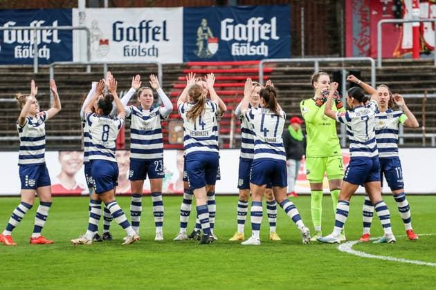Fussball, FLYERALARM Frauen Bundesliga Saison 2022 2023 17.Spieltag 1.FC Köln - MSV Duisburg 31.03.2023, Südstadion Köln Abklatschen vor dem Spiel Selina Vobian Yvonne Zielinski (MSV Duisburg, 17) Miray Cin (MSV Duisburg, 7) Ena Mahmutovic (MSV Duisburg, 32) Vanessa Fürst (MSV Duisburg, 8) Köln Südstadion Nordrhein-Westfahlen Deutschland