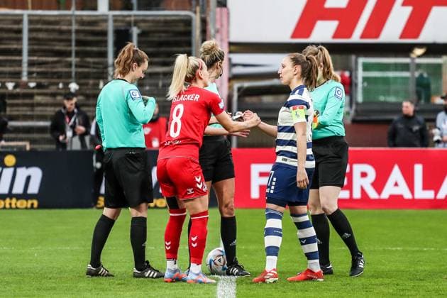 Fussball, FLYERALARM Frauen Bundesliga Saison 2022 2023 17.Spieltag 1.FC Köln - MSV Duisburg 31.03.2023, Südstadion Köln Seitenwahl Mandy Islacker (1. FC Koeln, 8) Yvonne Zielinski (MSV Duisburg, 17) Köln Südstadion Nordrhein-Westfahlen Deutschland