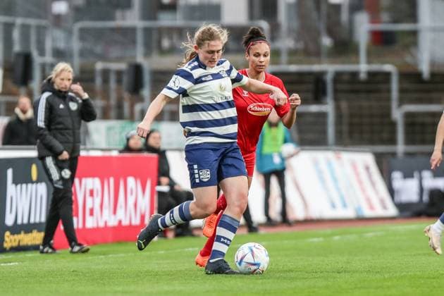 Fussball, FLYERALARM Frauen Bundesliga Saison 2022 2023 17.Spieltag 1.FC Köln - MSV Duisburg 31.03.2023, Südstadion Köln Emilie Henriksen (MSV Duisburg, 14) Manjou Wilde (1. FC Koeln, 7) Köln Südstadion Nordrhein-Westfahlen Deutschland
