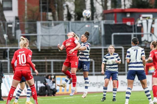 Fussball, FLYERALARM Frauen Bundesliga Saison 2022 2023 17.Spieltag 1.FC Köln - MSV Duisburg 31.03.2023, Südstadion Köln Mandy Islacker (1. FC Koeln, 8) Vanessa Fürst (MSV Duisburg, 8) Köln Südstadion Nordrhein-Westfahlen Deutschland