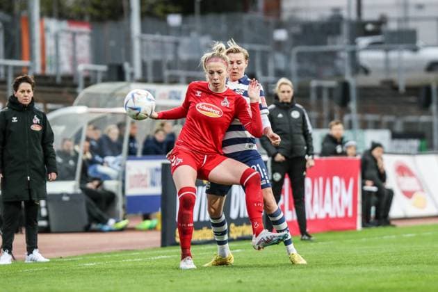 Fussball, FLYERALARM Frauen Bundesliga Saison 2022 2023 17.Spieltag 1.FC Köln - MSV Duisburg 31.03.2023, Südstadion Köln Weronika Zaistowska (1. FC Koeln, 24) Sarah Freutel (MSV Duisburg, 21) Köln Südstadion Nordrhein-Westfahlen Deutschland