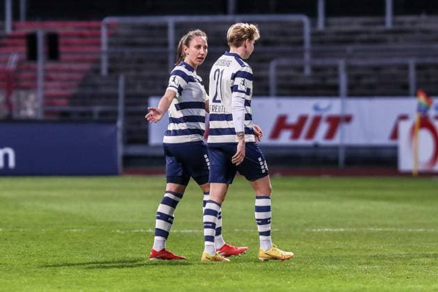 Fussball, FLYERALARM Frauen Bundesliga Saison 2022 2023 17.Spieltag 1.FC Köln - MSV Duisburg 31.03.2023, Südstadion Köln Yvonne Zielinski (MSV Duisburg, 17) Sarah Freutel (MSV Duisburg, 21) Köln Südstadion Nordrhein-Westfahlen Deutschland