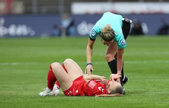 Schiedsrichterin Nadine Westerhoff kümmert sich um Weronika Zawistowska (Köln), 1. FC Köln - MSV Duisburg, Flyeralarm Frauen Bundesliga, 17. Spieltag, Köln, Deutschland, 18.03.2023.