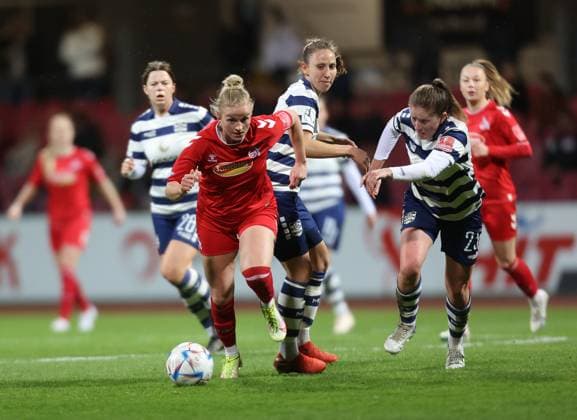 Lena Uebach (Köln), Brooke Gabrielle Denesik (MSV), 1. FC Köln - MSV Duisburg, Flyeralarm Frauen Bundesliga, 17. Spieltag, Köln, Deutschland, 18.03.2023.
