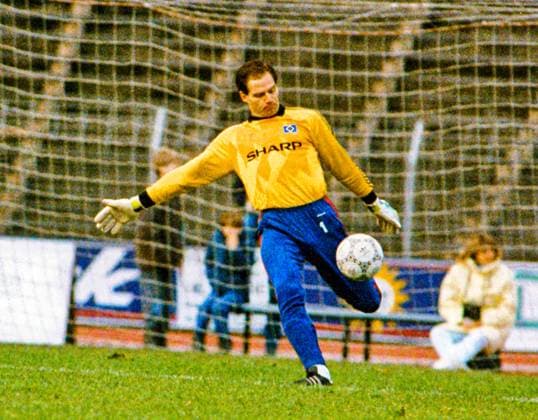 Aus 1. BL Saison 1987 88 Hannover 96 - HSV Hamburg 3:1 am 20.02.1988. Im Foto: HSV TW Heinz-Josef Koitka beim Abschlag *** From 1 BL season 1987 88 Hannover 96 HSV Hamburg 3 1 on 20 02 1988 In the photo HSV TW Heinz Josef Koitka hitting the ball