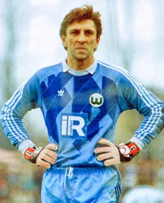 Aus DFB -Pokal 1987 88 2. Runde VfL Wolfsburg-Werder Bremen 4:5 n.V am 21.11.1987... Im Foto: WOB TW Waldemar Josef *** From DFB Cup 1987 88 2 round VfL Wolfsburg Werder Bremen 4 5 n V on 21 11 1987 In photo WOB TW Waldemar Josef