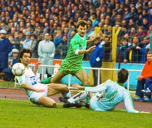 Aus DFB -Pokal 1987 88 2. Runde VfL Wolfsburg-Werder Bremen 4:5 n.V am 21.11.1987... Im Foto: Werder Spieler Günter Hermann gegen Michael Geiger und Ralf Kammel 4 *** From DFB Cup 1987 88 2nd round VfL Wolfsburg Werder Bremen 4 5 n V on 21 11 1987 In photo Werder player Günter Hermann against Michael Geiger and Ralf Kammel 4