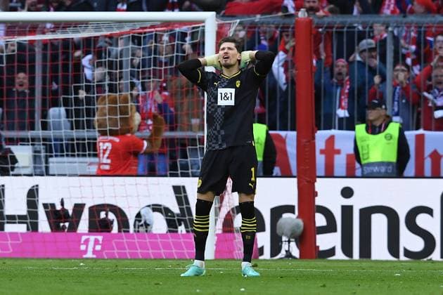 Sport Themen der Woche KW13 Fußball 1. Bundesliga 26. Spieltag FC Bayern München - Borussia Dortmund am 01.04.2023 in der Allianz Arena in München Gregor Kobel ( Dortmund ) enttäuscht nach dem 1:0 durch Dayot Upamecano ( München ) DFL regulations prohibit any use of photographs as image sequences and or quasi-video. *** Soccer 1 Bundesliga 26 Matchday FC Bayern München Borussia Dortmund on 01 04 2023 at Allianz Arena in Munich Gregor Kobel Dortmund disappointed after 1 0 by Dayot Upamecano Munich DFL regulations prohibit any use of photographs as image sequences and or quasi video xRx