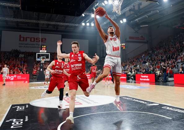 Sport Themen der Woche KW13 Sport Bilder des Tages v. li. Spencer Reaves (Brose Bamberg, 31) und Filip Stanic (Wuerzburg Baskets, 65), 01.04.2023, Basketball, BBL, Brose Bamberg - Wuerzburg Baskets, GER, Bamberg, Brose Arena. *** v li Spencer Reaves Brose Bamberg, 31 and Filip Stanic Wuerzburg Baskets, 65 , 01 04 2023, Basketball, BBL, Brose Bamberg Wuerzburg Baskets, GER, Bamberg, Brose Arena Copyright: HMBxMedia xHeikoxBecker