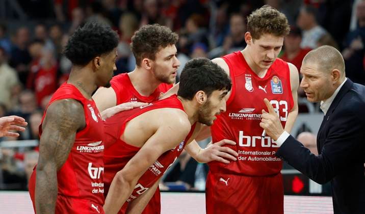 Head-Coach Oren Amiel (Brose Bamberg) (r) gibt Anweisungen an: v. li. Patrick Miller (Brose Bamberg, 1), Gabriel Chachashvili (Brose Bamberg, 21), Kevin Wohlrath (Brose Bamberg, 11) und Patrick Heckmann (Brose Bamberg, 33) 01.04.2023, Basketball, BBL, Brose Bamberg - Wuerzburg Baskets, GER, Bamberg, Brose Arena. Copyright: HMBxMedia xHeikoxBecker