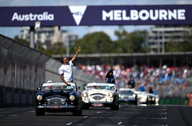 AUSTRALIAN F1 GRAND PRIX, Mercedes driver Lewis Hamilton of Great Britain waves to spectators during a drivers parade ahead of the the 2023 Australian Grand Prix at the Albert Park Circuit in Melbourne, Sunday, April 2, 2023. ( NO ARCHIVING, EDITORIAL USE ONLY, NO USE IN BOOKS WITHOUT CONSENT MELBOURNE VICTORIA AUSTRALIA  Copyright: xJAMESxROSSx 20230402001781982130