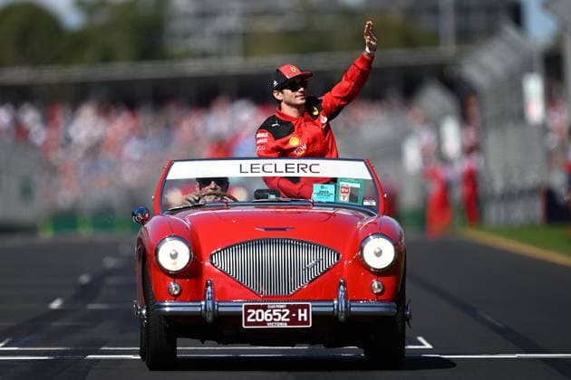 AUSTRALIAN F1 GRAND PRIX, Ferrari driver Charles Leclerc of Monaco waves to spectators during a drivers parade ahead of the the 2023 Australian Grand Prix at the Albert Park Circuit in Melbourne, Sunday, April 2, 2023. ( NO ARCHIVING, EDITORIAL USE ONLY, NO USE IN BOOKS WITHOUT CONSENT MELBOURNE VICTORIA AUSTRALIA  Copyright: xJAMESxROSSx 20230402001781984014